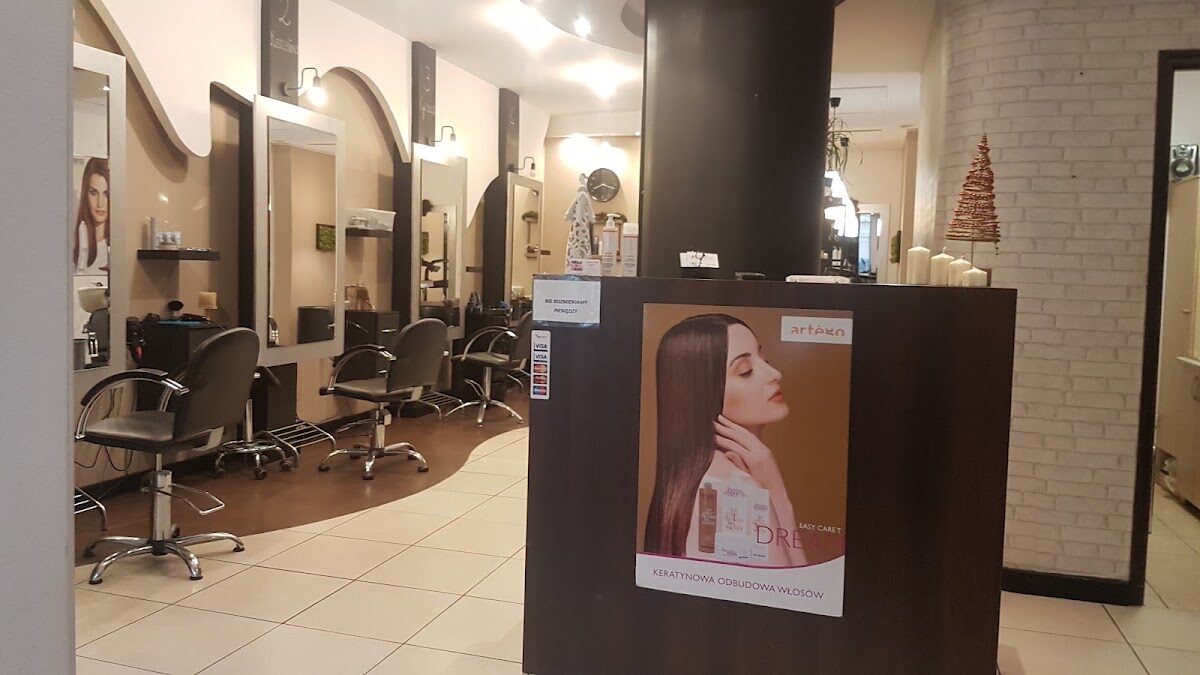 Wnętrze salonu Atelier Hair Stylist ze stanowiskami fryzjerskimi i lustrami